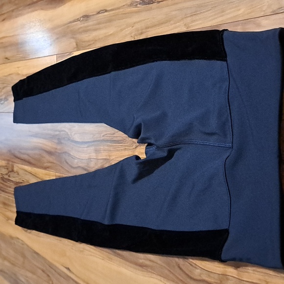 All worthy leggings high waisted, new in bag. - Picture 7 of 8